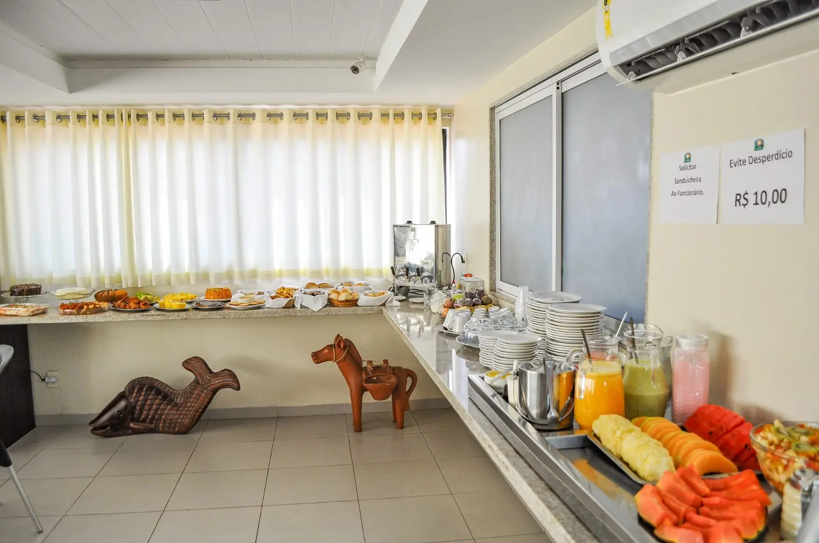 Buffet no salão do hotel