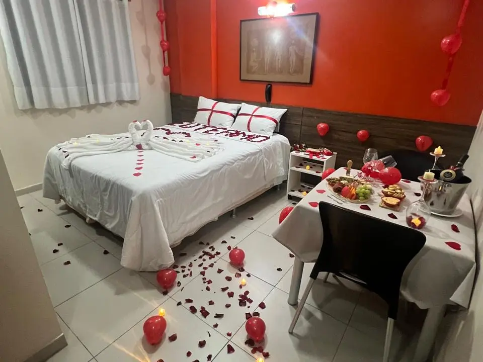 Quarto real do Hotel Tamarsol com decoração do Pacote Romântico