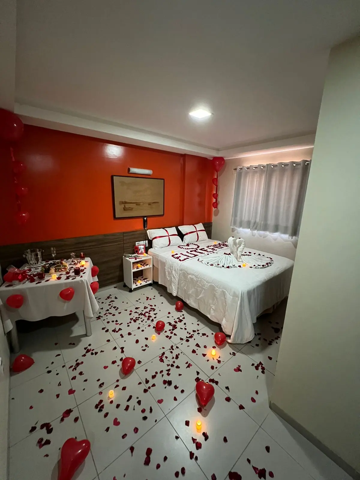 Quarto do hotel com decoração romântica